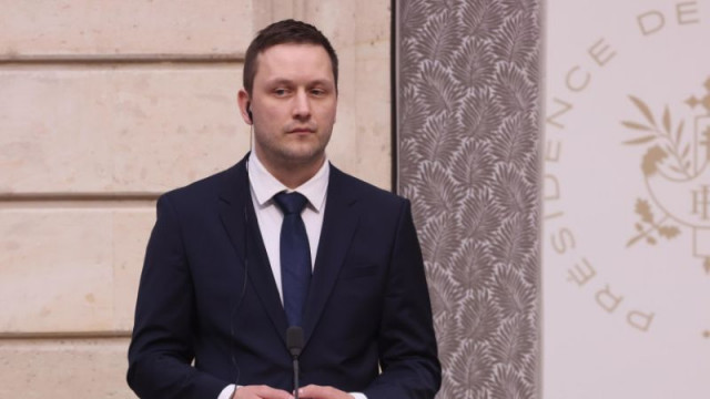 Премиерът на Гренландия Йенс Фредерик Нилсен предупреди в понеделник че въпреки отстъплението на